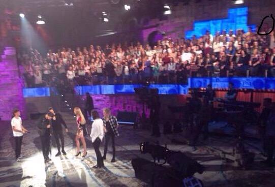 Obsessevstyles's tweet photo. COMUNQUE HO DUE FOTO CON I RAGAZZI EWW
#DragMeDown #ItaliaOneDirection #1D4U #7dicembre2014 http://t.co/Zn4JljKMUW