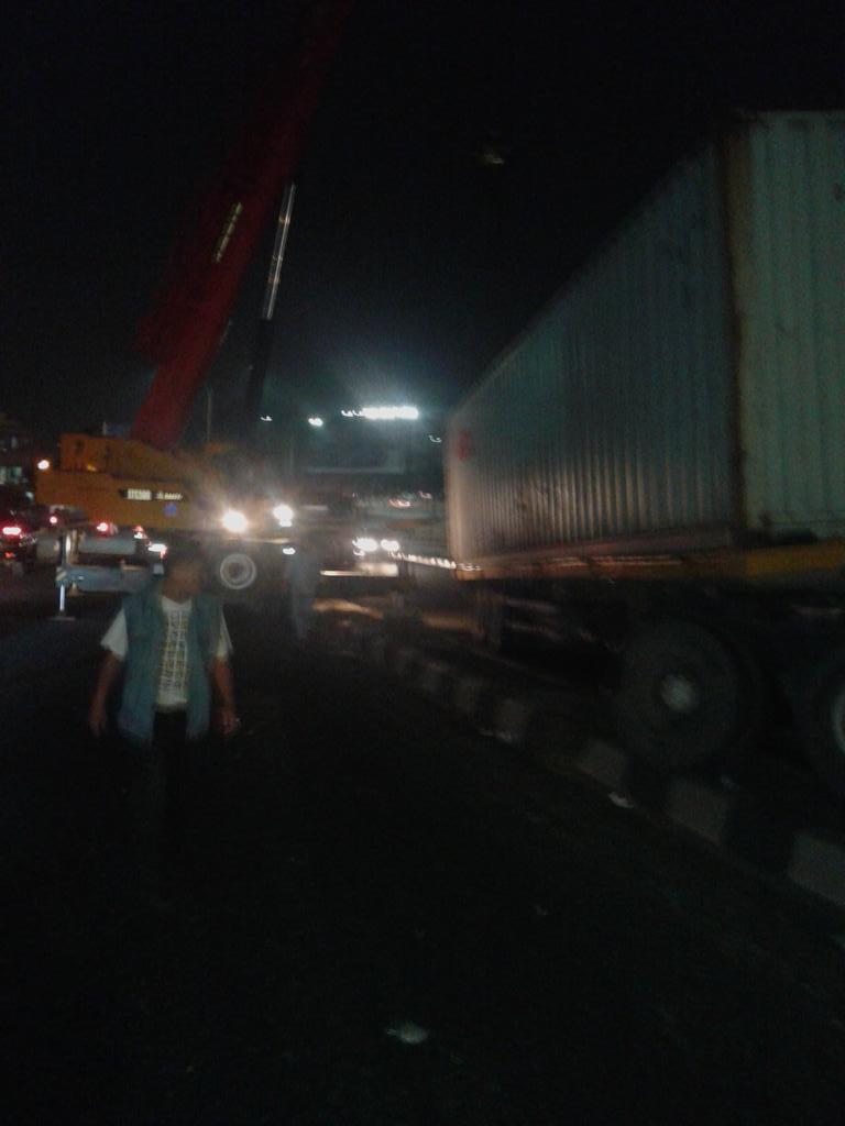 GandaRegama's tweet photo. @TMCPoldaMetro trailer yg insiden di layang kranji sdh selesai dievakuasi. http://t.co/opboM4EBnq