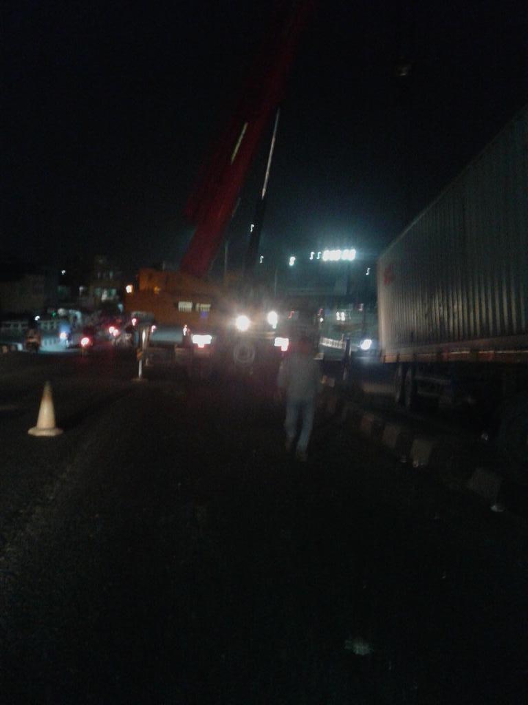 GandaRegama's tweet photo. @TMCPoldaMetro trailer yg insiden di layang kranji sdh selesai dievakuasi. http://t.co/opboM4EBnq