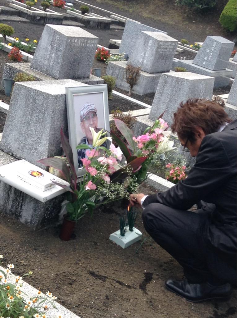 矢口アサミ 昨日は敬愛する師匠 たてかべ和也さんの納骨に一緒に行かせて頂きました 線香の火のつきが悪いので賢雄さんが火を追加 燃え盛る炎 賢雄さん 線香ってこんなに燃えるんだ 社長 笑 写真のかべさんはそれを見て笑ってる様でした