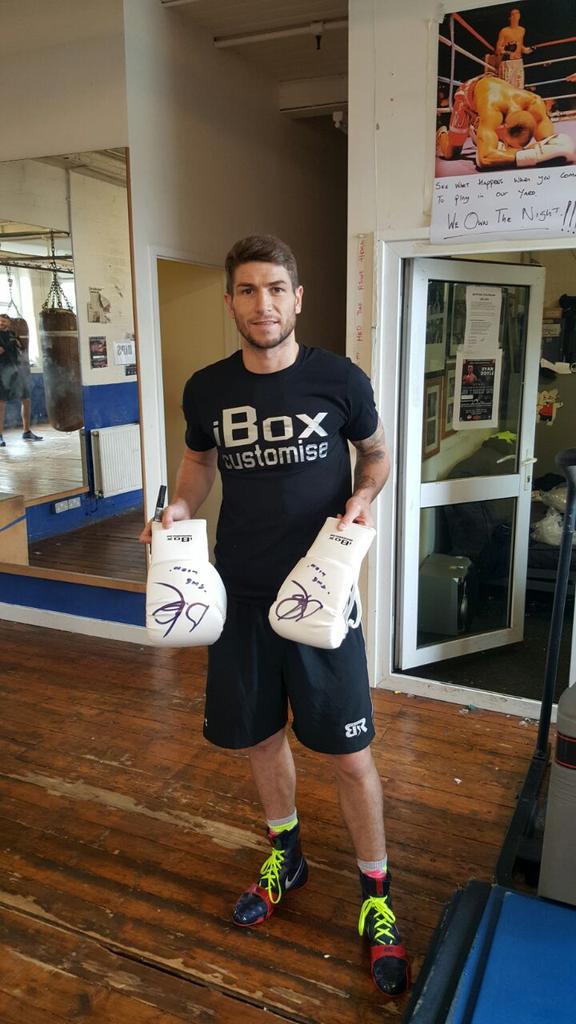 iboxcustomise's tweet photo. Fight Night! RT &amp; Follow to Win Signed Glove by @Brian_Lion_Rose

#RumbleOnTheHumber #Boxing #Rose #Jones #Rematch 👊✊ http://t.co/BNKl1NV9bE