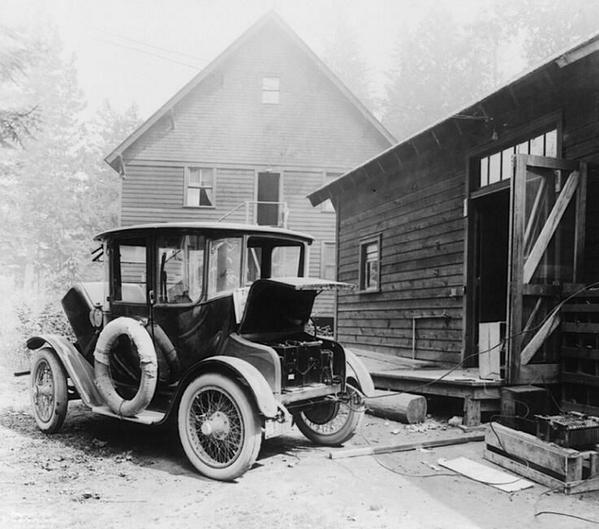 Tesla's tweet photo. Charging 1.0 RT @History_Pics Charging an electric car in 1905. http://t.co/NcVOoWPCHc