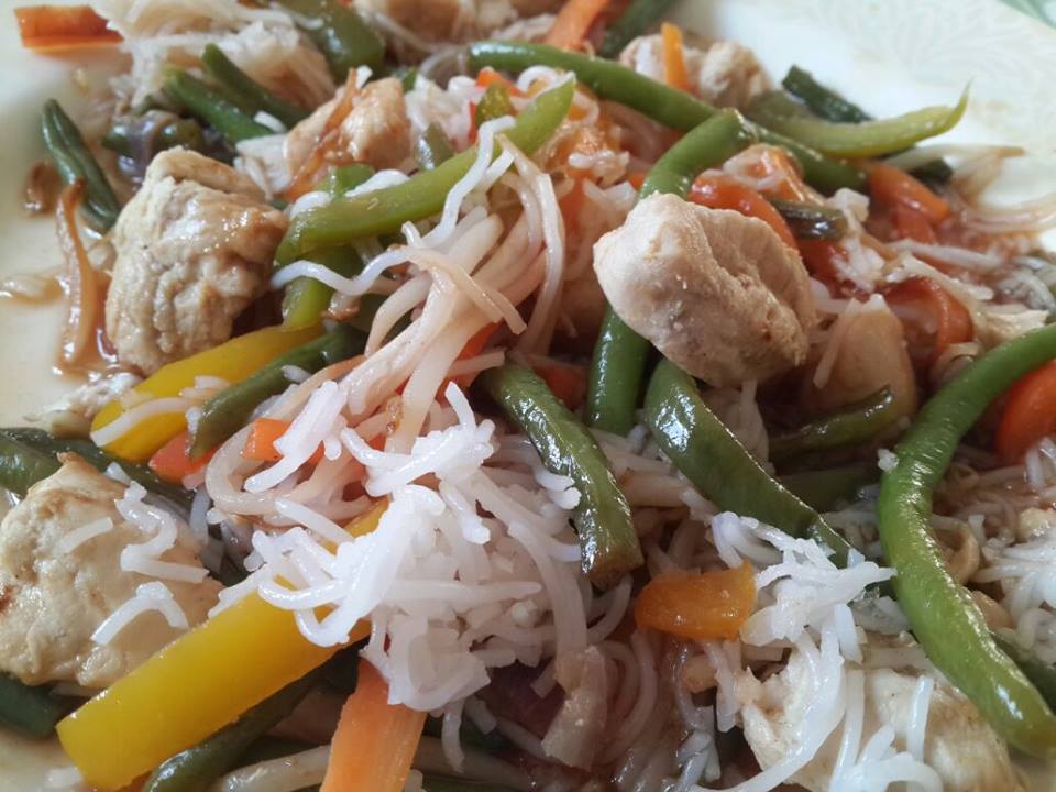 bakeitfree15's tweet photo. Quick chicken stir fry with Amoy rice noodles and homemade sweet and sour sauce! #saturdaynight #glutenfree #chilling http://t.co/T602FQ2TfT