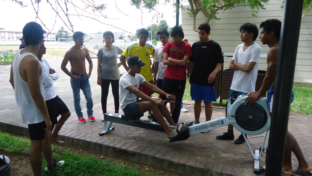 Aso_Remo's tweet photo. Con Los Chicos De La Escuela De Remo! 
Enseñando La Tecnica En El Remorgometro.

SOMOS @Aso_Remo GUAYAS! http://t.co/nQMZ3p9pys