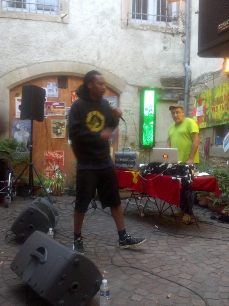 IciCastres's tweet photo. Ragga au Café Plum à Lautrec, c'est en ce moment! http://t.co/CgIxLlMlyh