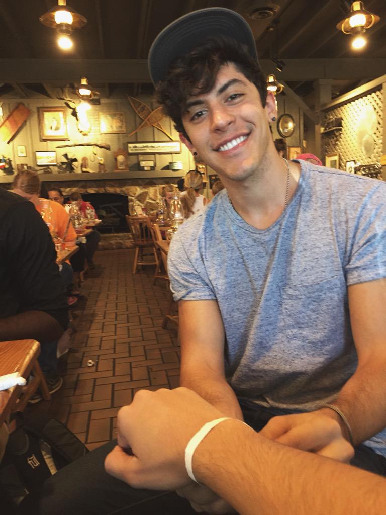 JacobWhitesides's tweet photo. When he makes you things at the dinner table > #guitaristgoals http://t.co/kTuzA8Cv8v