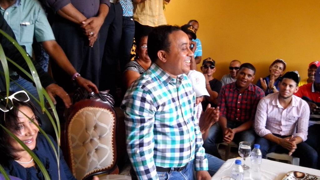 GMelissa29's tweet photo. El ing. @Mayobanexe junto a la coordinadora del movimiento @DeMayoaMayo del municipio #Castañuela Lic. Zoila Fortuna http://t.co/kg6Mh5EeUs