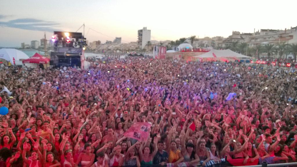 TonyAguilarOfi's tweet photo. Bienvenidos al show de la noche de #CCMEontheBeach http://t.co/7zzS1oBjOR