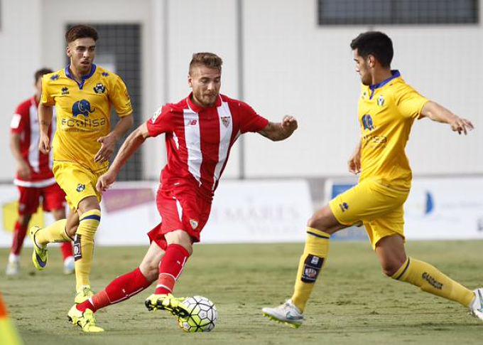 eldesmarque_sfc's tweet photo. El #SevillaFC vuelve al trabajo. Sin Immobile, que estará 48 horas en reposo http://t.co/7nWBAkWV6t http://t.co/wXGgv72XzC