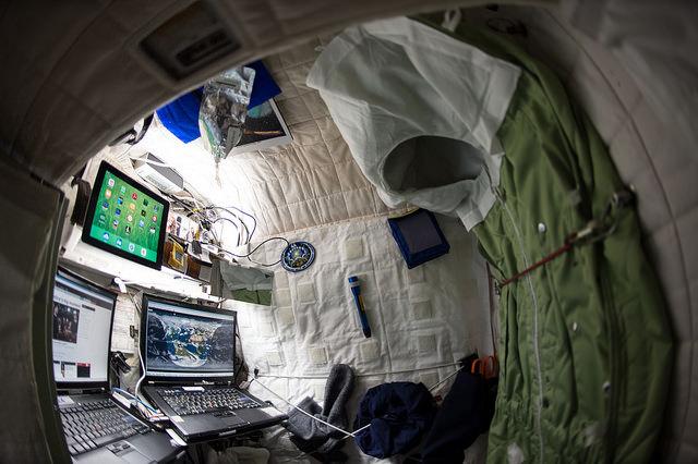 StationCDRKelly's tweet photo. .@OICVK64 Yes. It's very small like a phone booth. Here's my bedroom. http://t.co/8v9oIrEOBh