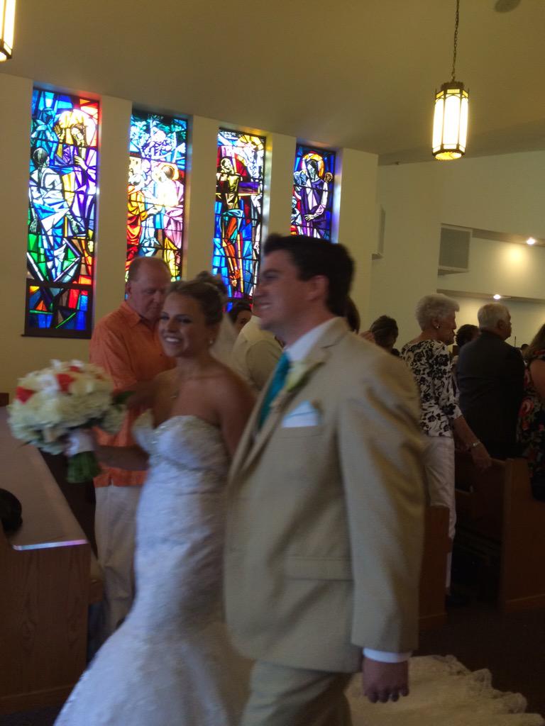 devlinrose's tweet photo. Great day for a wedding! #miskatoburns http://t.co/lMoaB7Ncbf