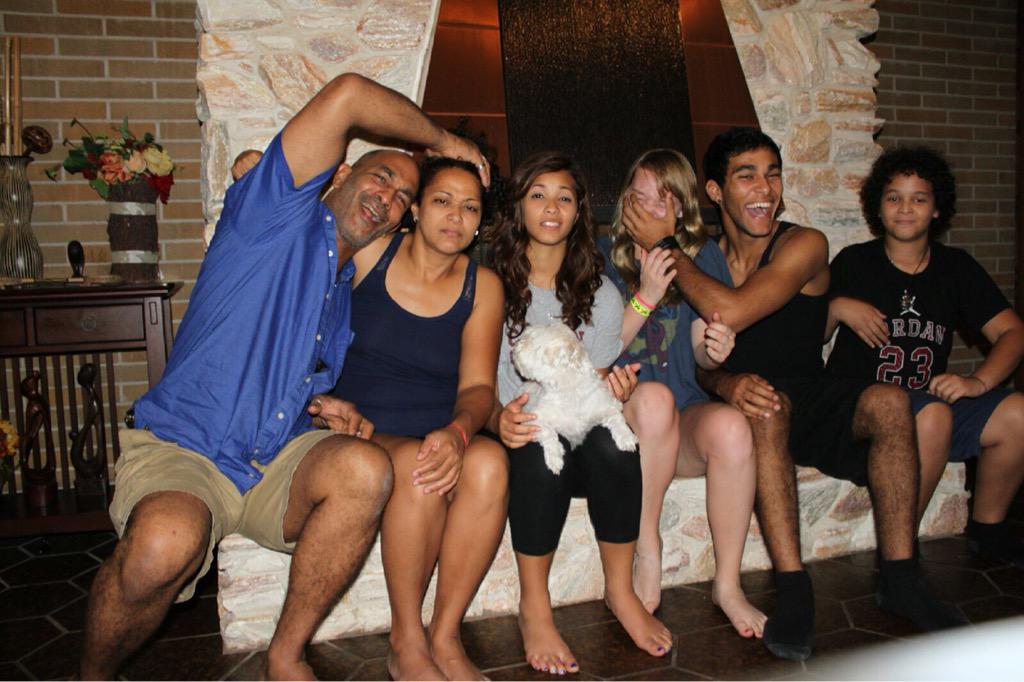 Sterfri1999's tweet photo. Can't wait to see my 2nd family tomorrow! ❤️❤️❤️❤️ @keniiawh http://t.co/LzxerHZC6S