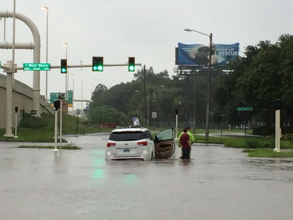 prestonrudie's tweet photo. Vehicles now turning around on the I-275 exit ramp at West Shore. http://t.co/4duZFrZ2on