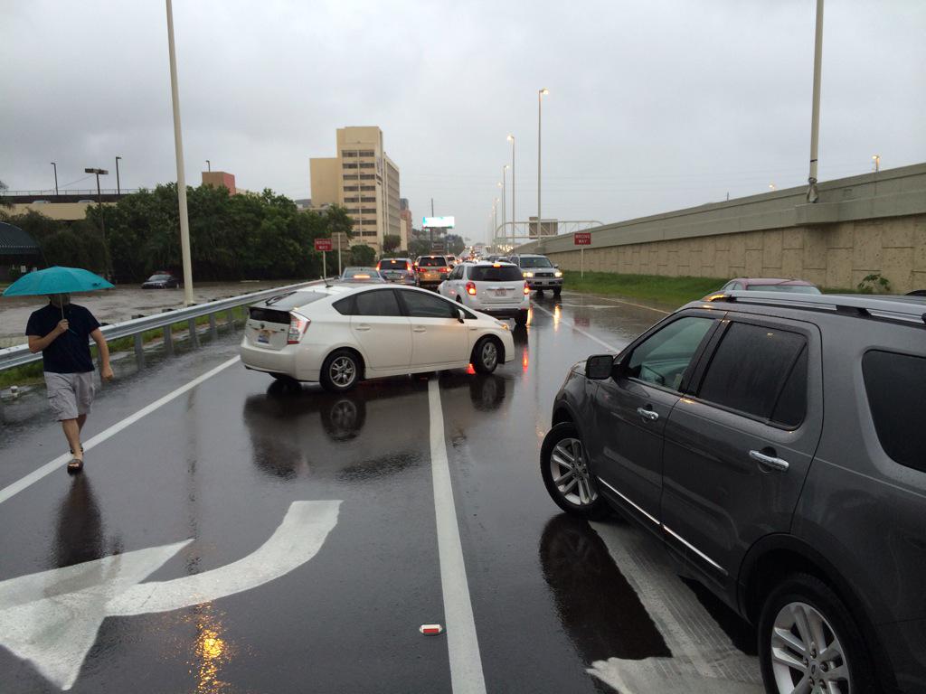 prestonrudie's tweet photo. Vehicles now turning around on the I-275 exit ramp at West Shore. http://t.co/4duZFrZ2on