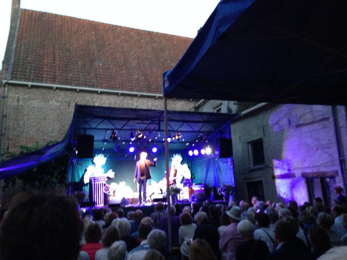 Een heel filosofische uitvoering van #erstaateenpaardindegang door Rick de Leeuw. Ook dat is <a href="/HetTuinfeest/">Het Tuinfeest</a>!