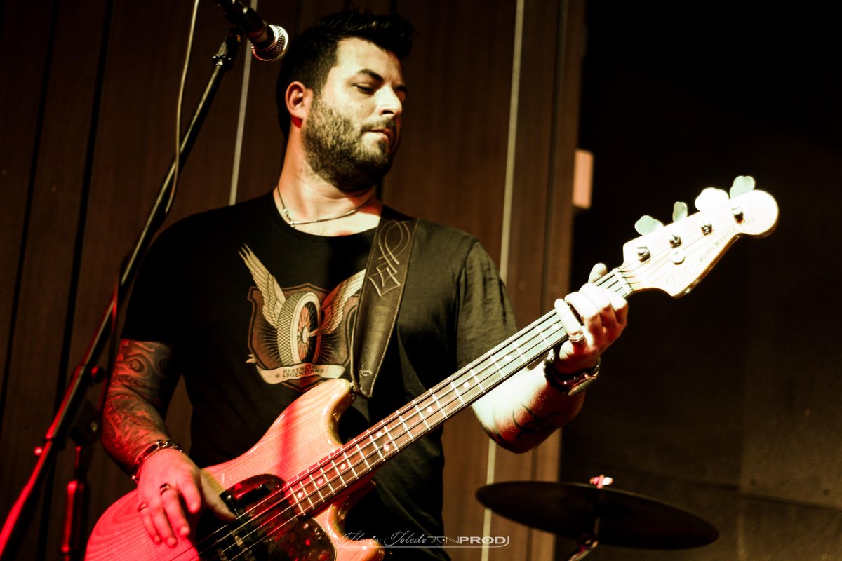 DENNprod's tweet photo. Anoche los @FackersRock en @SherlockBar
Ph: Flavia Toledo #DENNprod http://t.co/7b9nMwM5MA