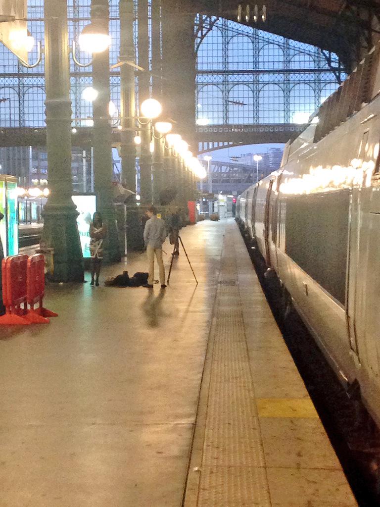 PtitElias's tweet photo. Oh ! Un tournage en gare ! :) http://t.co/sfkJbjHTy2