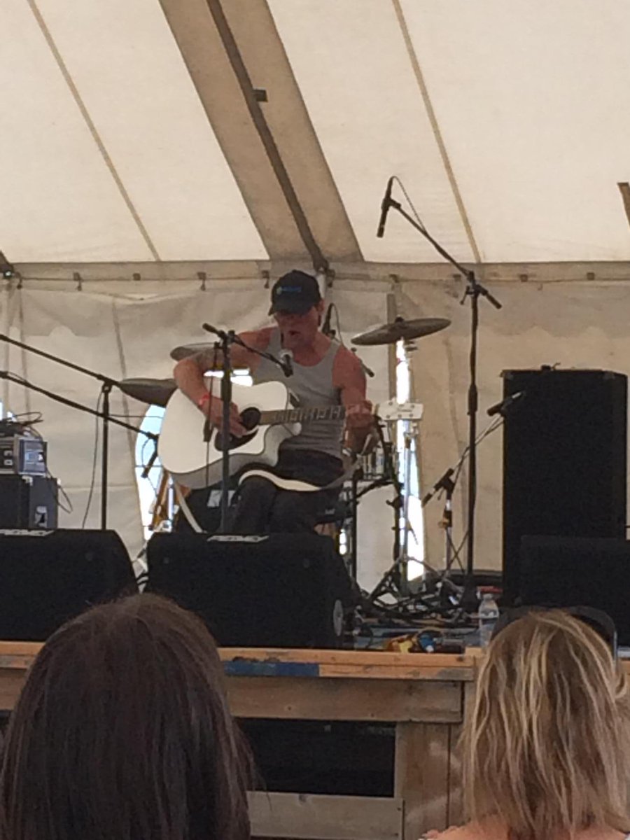 RockintheFields's tweet photo. Steve just wowed the house with his version of the House of the rising sun #itsabeautifulthing #RFM2015 http://t.co/FB7MnoRPAj