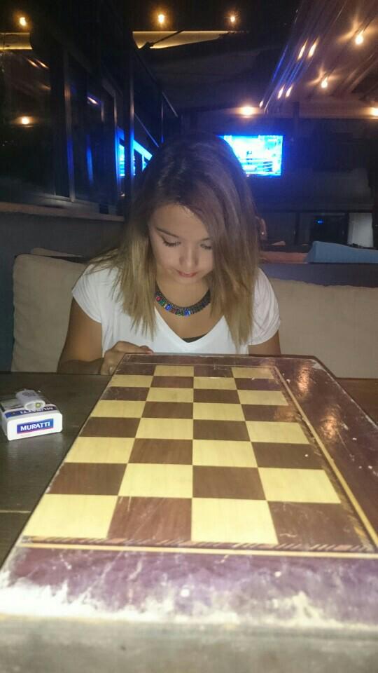 Tavlada yenmenin ve son oyunda marsın zevki.. Ben hep yenmek zorundamıyım yaa. Moral... swarmapp.com/c/7ZeGqdQZSeh