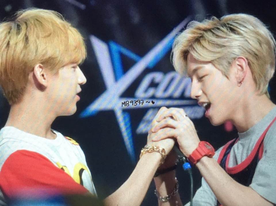 MB9397's tweet image. 150801 Hi-touch #markbam #GOT7 저기 뭐하시는데? 마이크를 뺏어가려고? 손을 먹으려고?