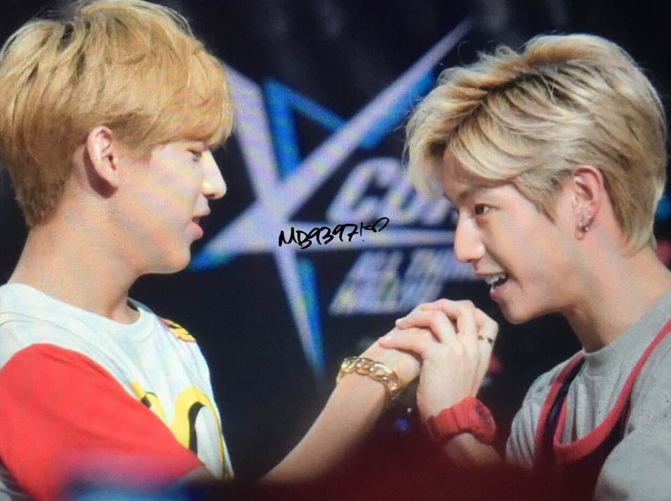 MB9397's tweet image. 150801 Hi-touch #markbam #GOT7 저기 뭐하시는데? 마이크를 뺏어가려고? 손을 먹으려고?