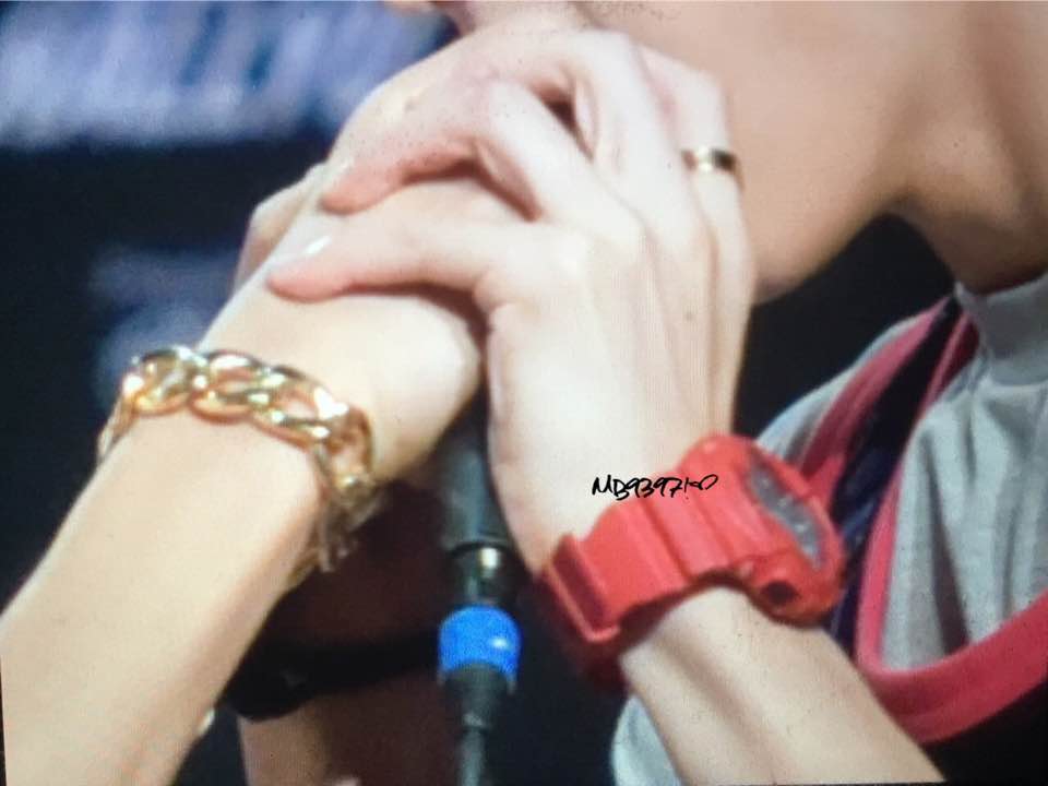MB9397's tweet image. 150801 Hi-touch #markbam #GOT7 저기 뭐하시는데? 마이크를 뺏어가려고? 손을 먹으려고?