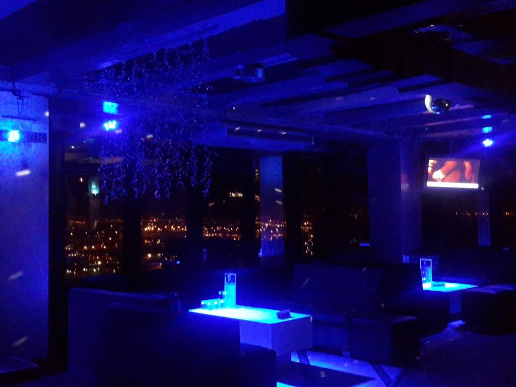 31Capetown's tweet photo. Full house tonight ladies & gents! Kicking August off with a bang ;) #ThirtyOneWeekends #CTNightlife http://t.co/wWssWqGGeH