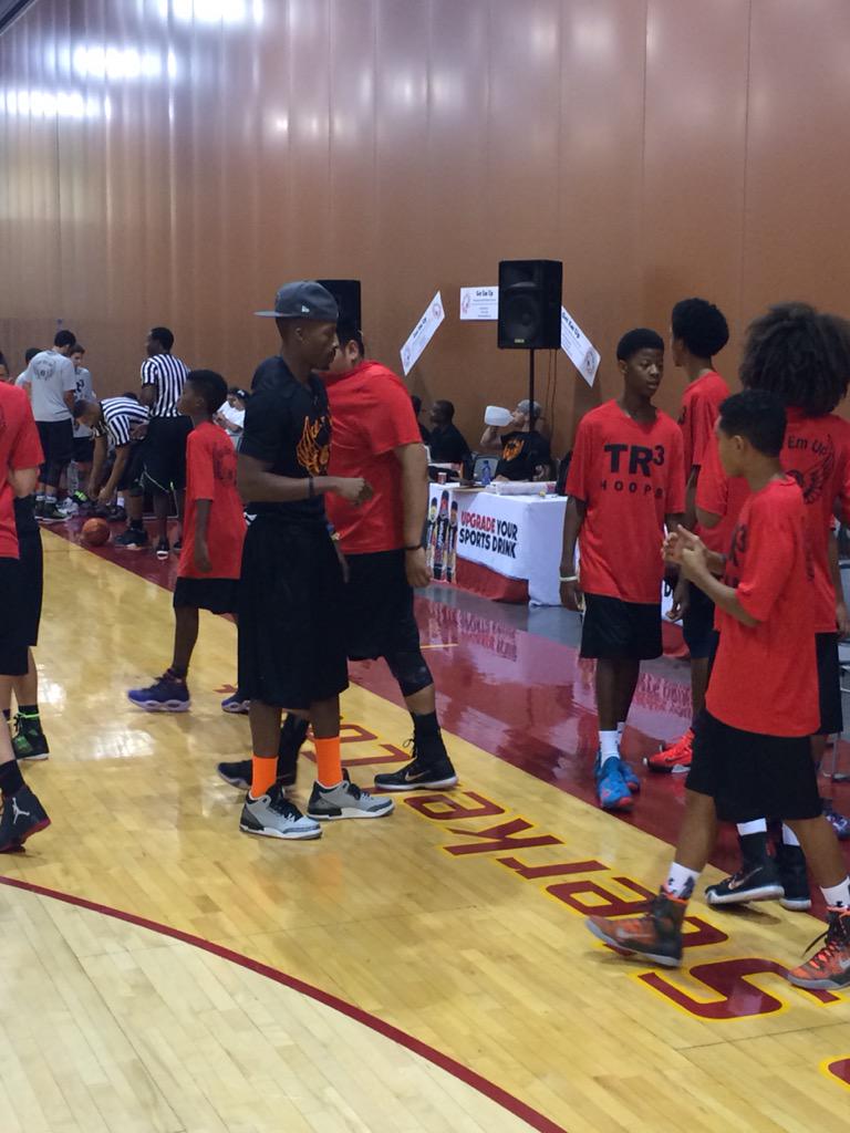 Tr3Hoops's tweet photo. Coach @CPolk41 and #Red team tied at 48 with the Silver team #AZElitStarGame #MiddleSchool #TR3Hoops #TR3HoopSummit http://t.co/uml2ani6dw