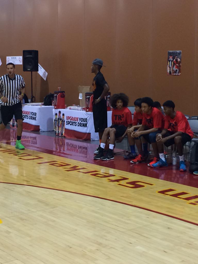 Tr3Hoops's tweet photo. Coach @CPolk41 and #Red team tied at 48 with the Silver team #AZElitStarGame #MiddleSchool #TR3Hoops #TR3HoopSummit http://t.co/uml2ani6dw
