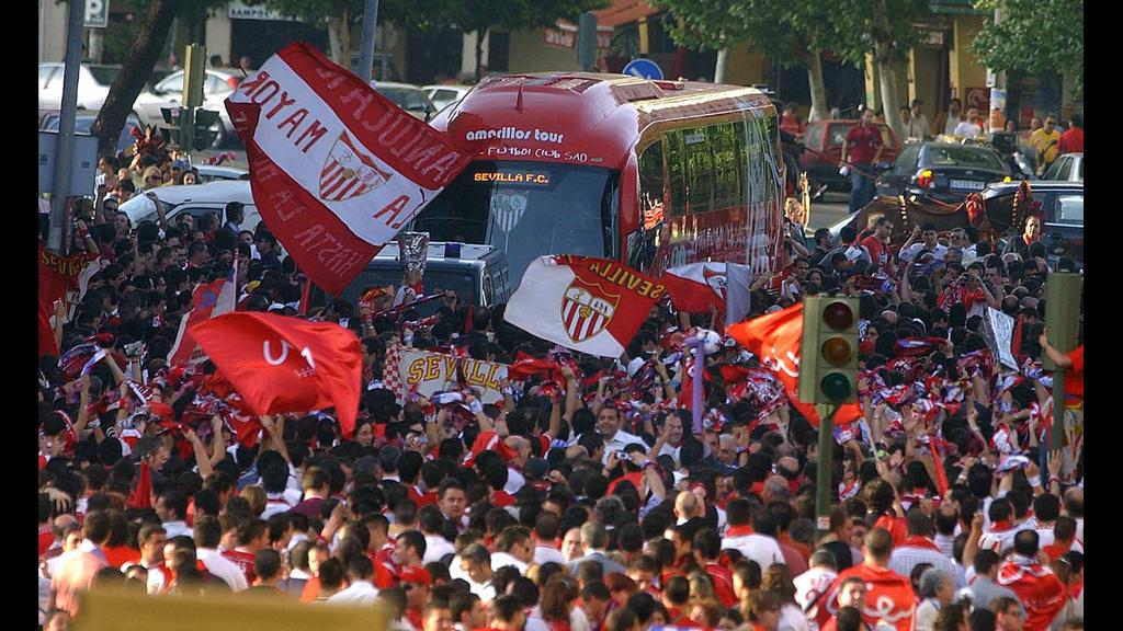 sev_unidos16's tweet photo. Su madre fue Sevilla y le prestó su nombre y para defenderlo le dio una afición.. #AmareSiempreTusColores @SevillaFC http://t.co/IPmB5Cizbj