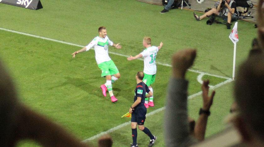 ActuFoot_'s tweet photo. 🕗 TERMINÉ !

Wolfsburg  1-1  Bayern
(TAB: 5-4)

WOLFSBURG REMPORTE LA SUPERCOUPE D'ALLEMAGNE ! http://t.co/M7PH55kQa2