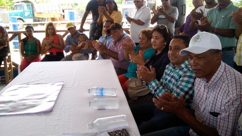 GMelissa29's tweet photo. El ing. @Mayobanexe en #VillaVasquez juramentando su movimiento @DeMayoaMayo con @DaniloMedina http://t.co/b1JbNNIpEi