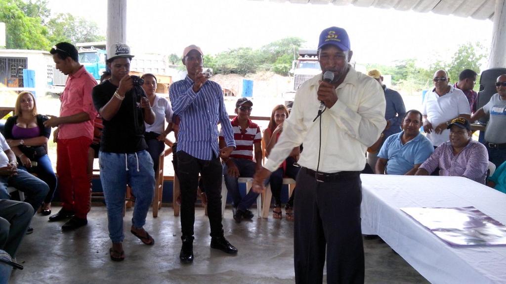 GMelissa29's tweet photo. El ing. @Mayobanexe en #VillaVasquez juramentando su movimiento @DeMayoaMayo con @DaniloMedina http://t.co/b1JbNNIpEi