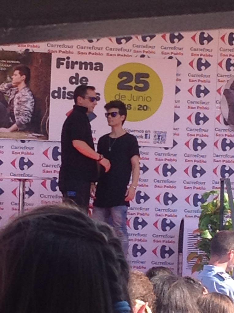 YleniaBermudez's tweet photo. #FirmaA/\ En Sevilla http://t.co/GhTJZSFHHJ