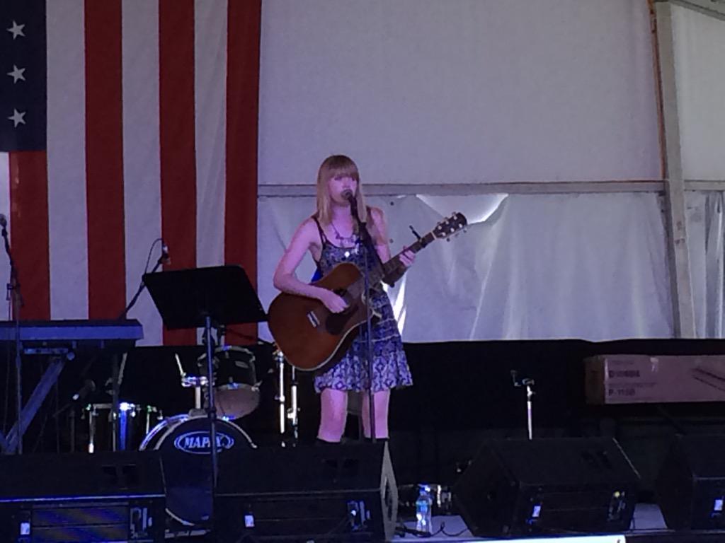 genejm29's tweet image. #NJStateFair listening to Chelsea Carlson Local NJ Talent... The girl can sing - chelseacarlsonmusic.com