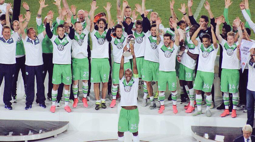 Futbol_Secretos's tweet photo. Le ganaron la copa al Dortmund ✔
Ahora le ganan la Súper Copa Alemana al Bayern ✔

Wolfsburg gran equipo #Respect 👏 http://t.co/r0U9KUxxo0