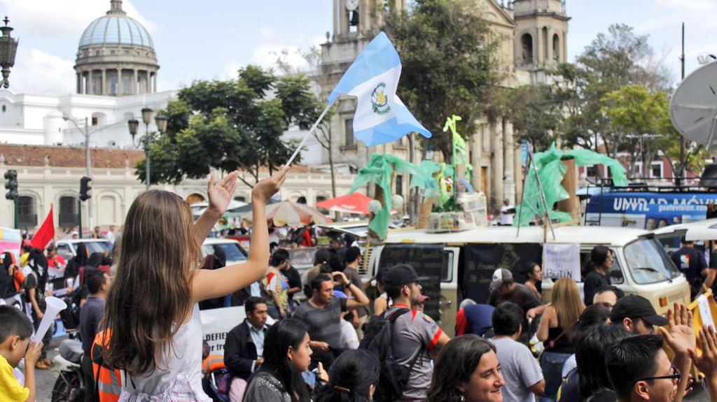 SoyKronchis's tweet photo. Las carrozas hacen su paso frente a la Plaza de la Constitución #HuelgaExtraordinaria http://t.co/oZMdhIiYR2