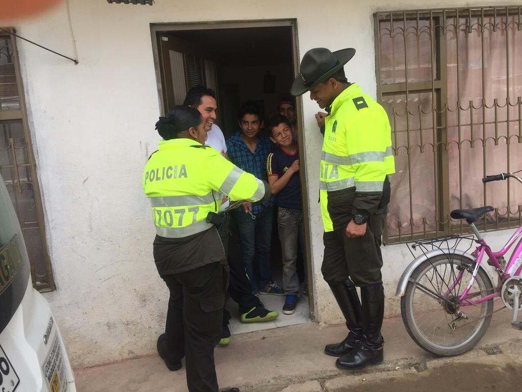 CarabinerosCol's tweet photo. Realizando censo a fincas en las veredas priorizadas de #Chía en cumplimiento al #PlanPiloto #JuntosConElCampo http://t.co/LjAa44GZwK