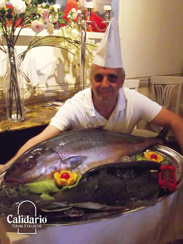 CalidarioTerme's tweet photo. Lo Chef di Aqvolina Restaurant &amp; Lounge Bar con il pesce fresco per la rassegna enogastronomica dal Mare alla Tavola. http://t.co/4hCQSiEPUW