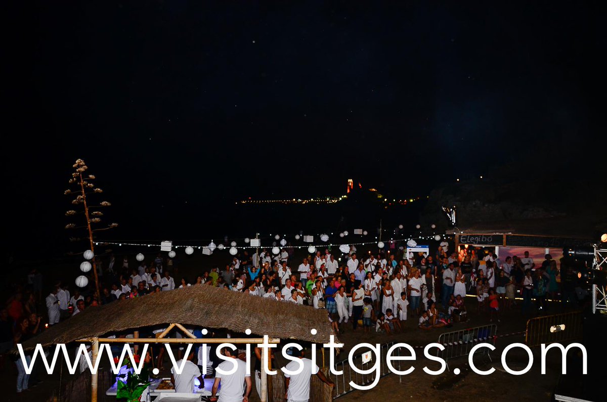 VisitSitges's tweet photo. Celebració dels 15 anys a #CalaBalmins amb Elegibó, amics, somriures  http://t.co/ZP4QlXq9w4 #Felicitat #Happy #Feliz http://t.co/QRXOdjexUs