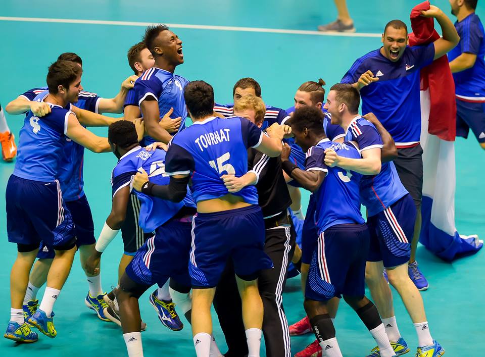 HandNewsfr's tweet photo. La joie des juniors français à la fin du match ! #handball http://t.co/YNOPkKOPy5