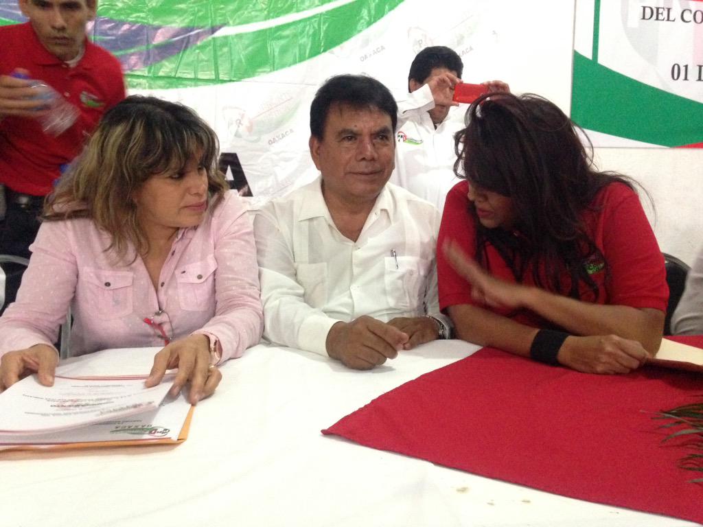 cerrbk's tweet photo. Platico con el diputado federal electo por el dtto de #Tlacolula @CandidoCoheto y la Sría gral PRI @LizAcostaSecGen http://t.co/7oBTP5Wf1T