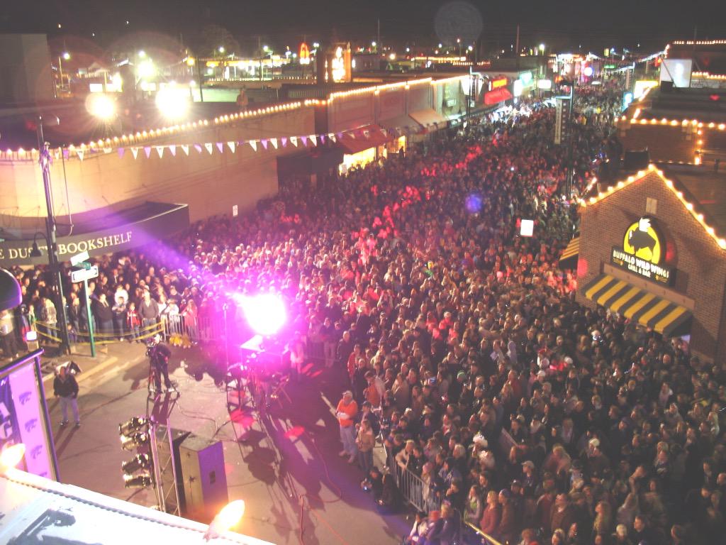 ProblemsKansas1's tweet image. Best bar scene? Retweet for Aggieville  #EMAW 💜 Favorite for Mass Street #RCJH 💙