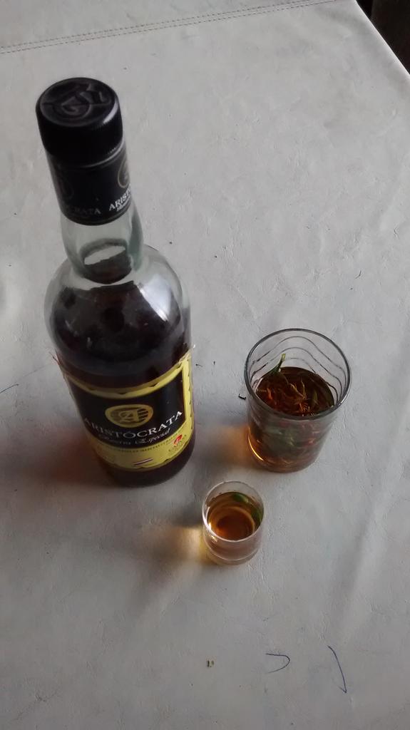 VermuBar's tweet photo. Hoy amanecimos y le dimos siete tragos a la #CanaConRuda. Y que la Pachamama nos ayude. http://t.co/2U0chN877j
