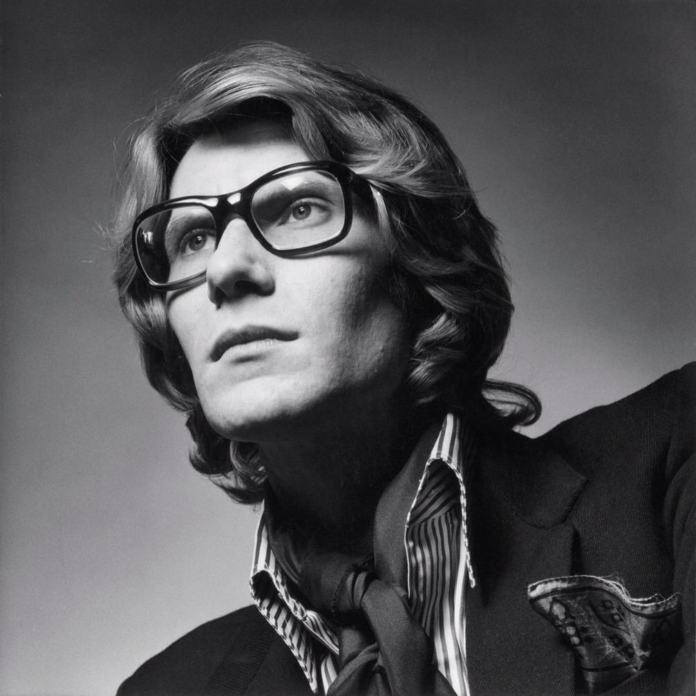 Happy birthday Yves Saint Laurent, el hombre que diseño el primer traje para mujer 