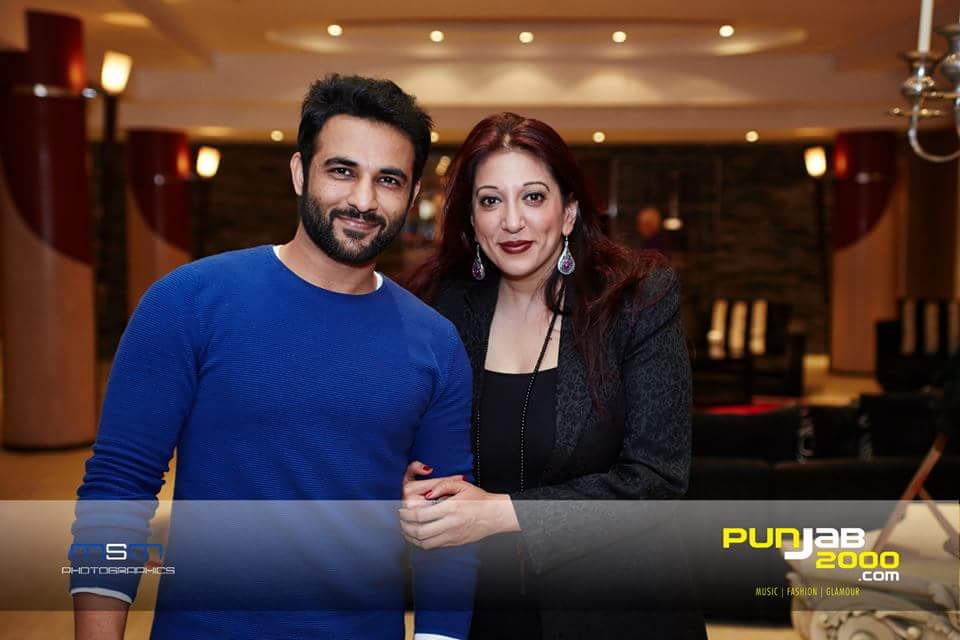 Punjab2000music's tweet photo. #Simster thinks she has bigger biceps than #Bollywood actor @HarishVerma_ ether way their good buddies. #punjab2000 http://t.co/IiruHhS4Rr