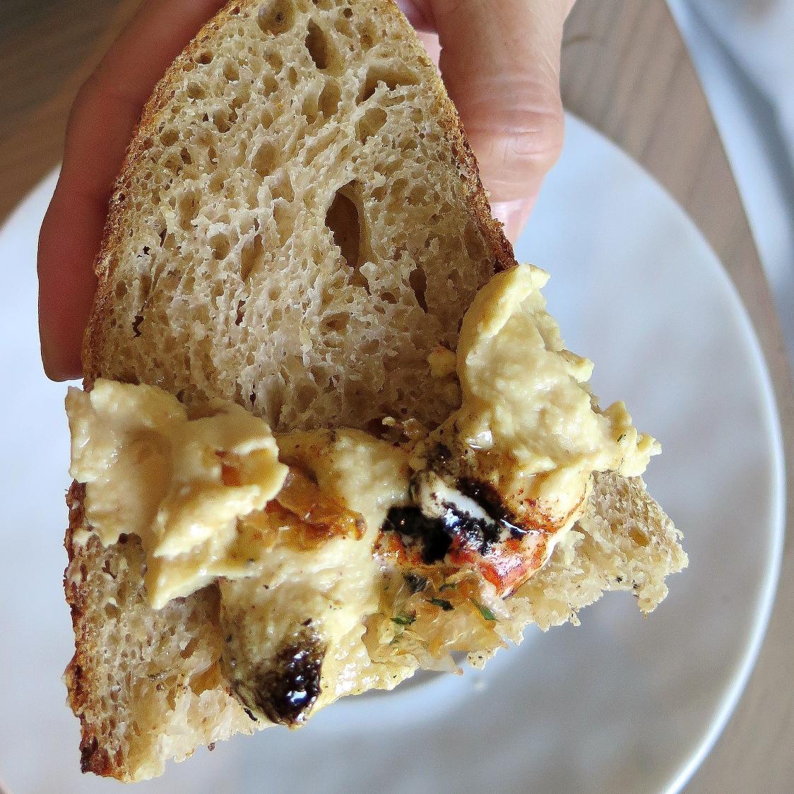 Pan de semolina y hummus con varios toques deliciosos en <a href="/anatolkitchen/">Anatol en LasAlcobas</a> <a href="/PolancoMexico/">Colonia Polanco CDMX</a> @mayravictoria86