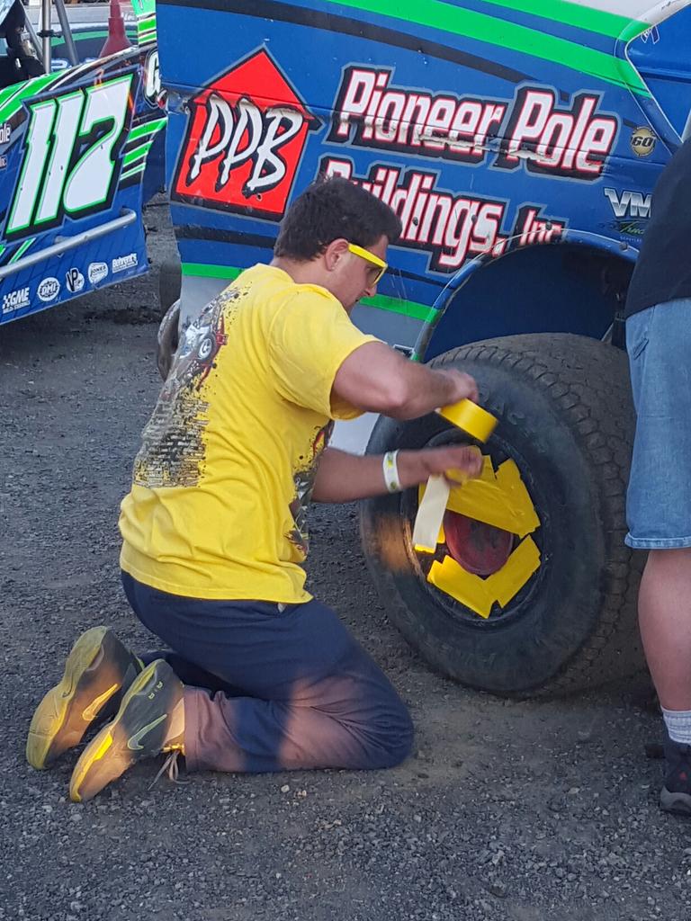 racegas17's tweet photo. The yellow is out all night here @grandviewspeedway for Mike Bailey http://t.co/ftXyvmR2X6