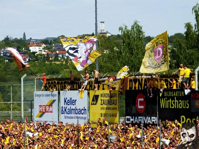 FussballUltras's tweet photo. Würzburger Kickers - Dynamo Dresden 01.08.2015 #SGD1953 http://t.co/uM4x8xqJ2Z