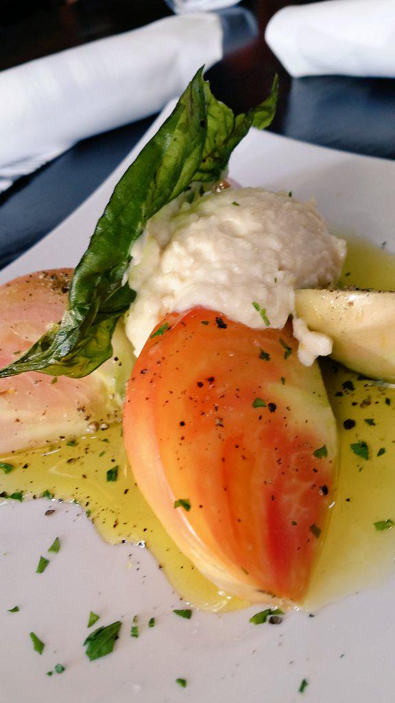 LocalHabitSD's tweet photo. #dinnerspecial Heirloom tomato salad,  garlic #evoo, a ricotta crunch, and fried basil #laissezlebontempsrouler http://t.co/j2B83u7gav